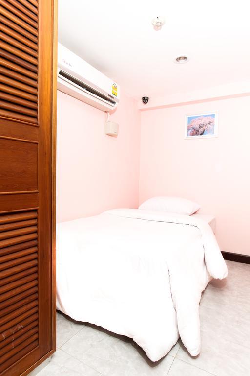 Hostel 8 Sukhumvit Soi 8 Bangkok Buitenkant foto